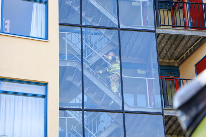 Brandweer blust brand op balkon