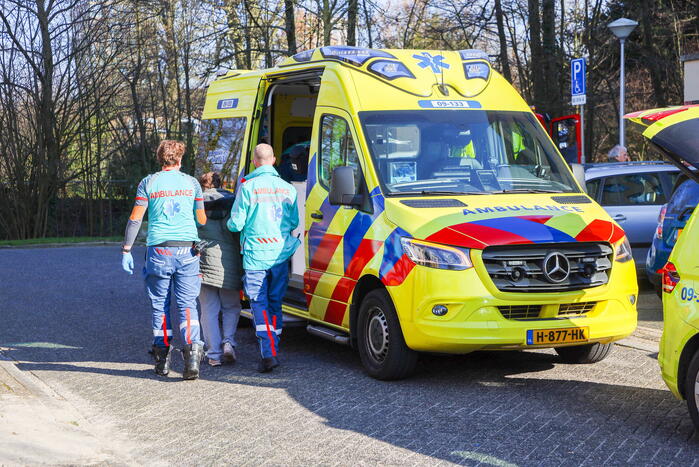 Brandweer blust brand op balkon