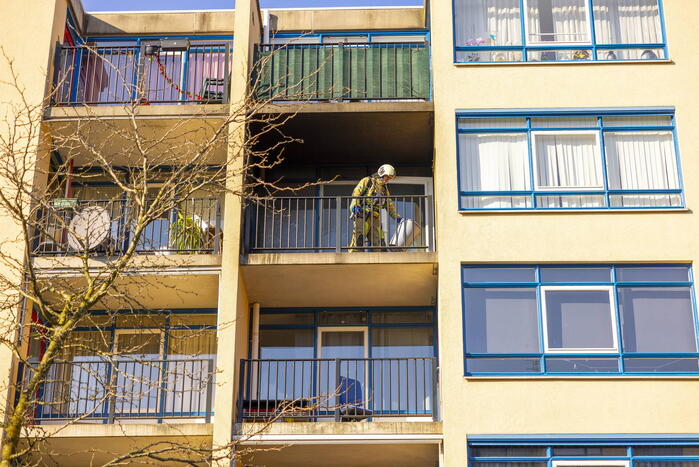 Brandweer blust brand op balkon