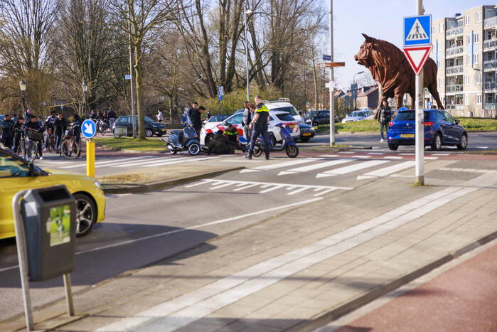 Flinke file na botsing tussen scooter en auto
