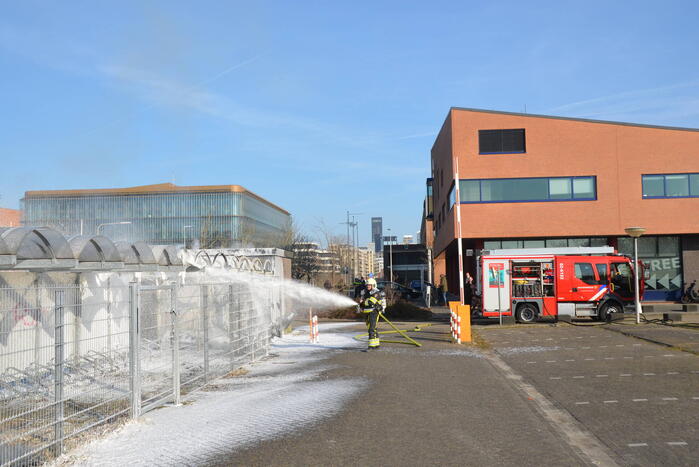 Fietsenstalling brandt uit