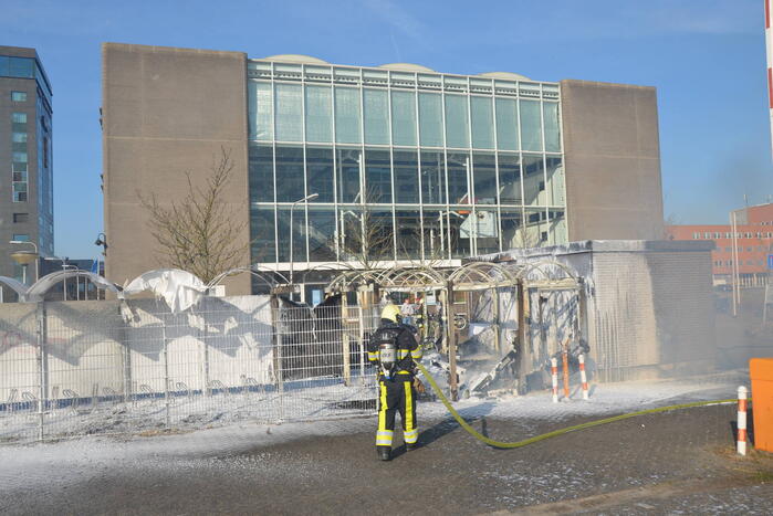 Fietsenstalling brandt uit