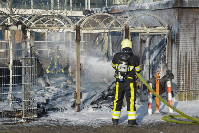 Fietsenstalling brandt uit
