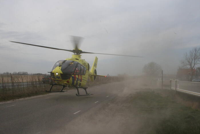 E-biker zwaargewond bij botsing met auto