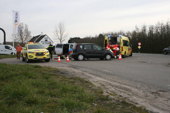 E-biker zwaargewond bij botsing met auto