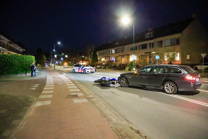 Motorrijder gewond bij botsing met auto