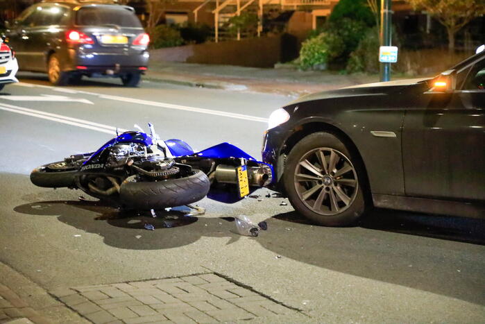 Motorrijder gewond bij botsing met auto