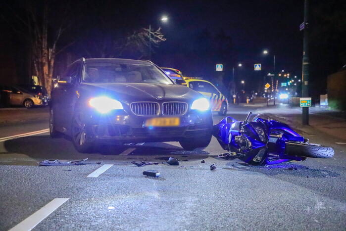 Motorrijder gewond bij botsing met auto