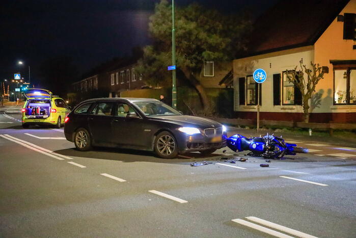 Motorrijder gewond bij botsing met auto