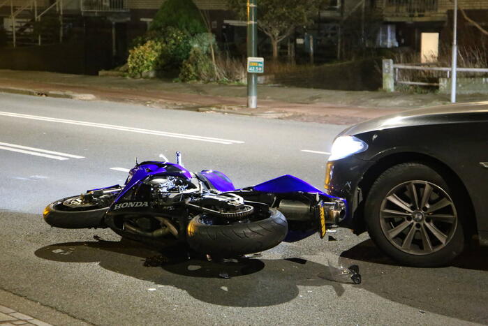 Motorrijder gewond bij botsing met auto
