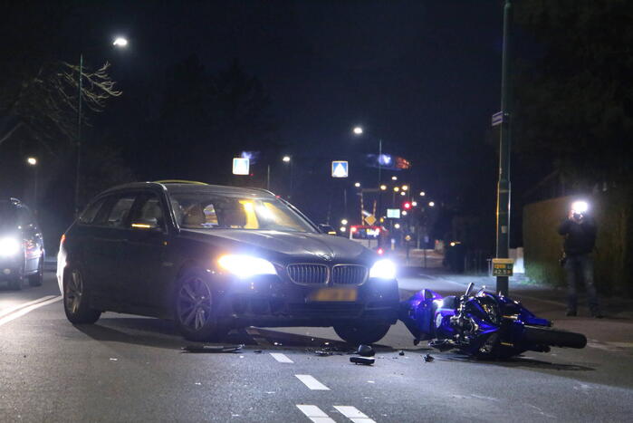 Motorrijder gewond bij botsing met auto