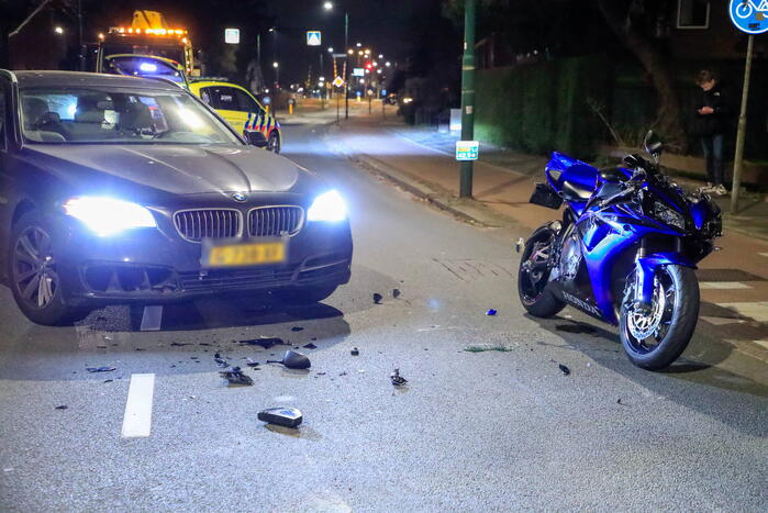 Motorrijder gewond bij botsing met auto