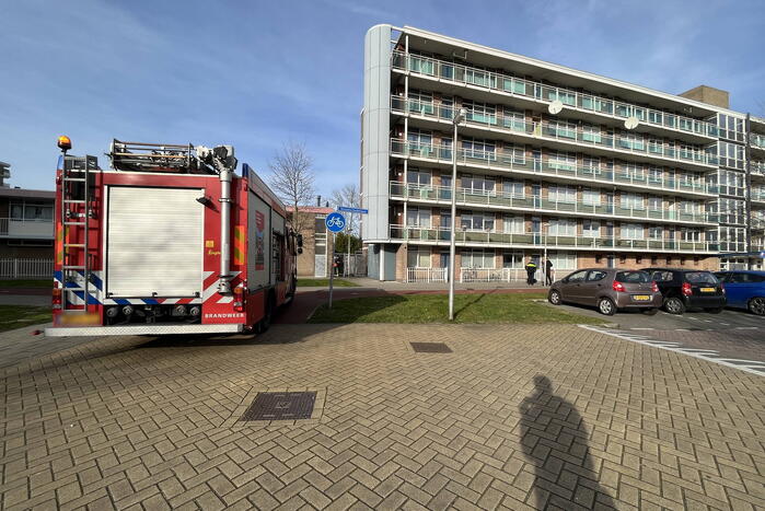 Brandweerman flipert deur open voor buitengesloten bewoners