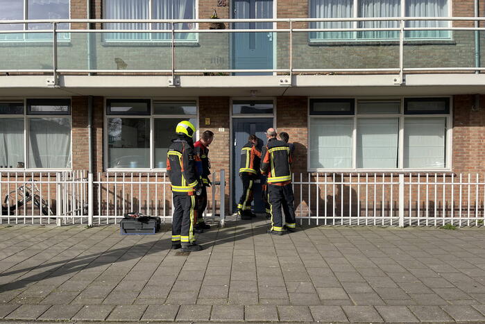 Brandweerman flipert deur open voor buitengesloten bewoners