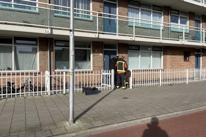 Brandweerman flipert deur open voor buitengesloten bewoners