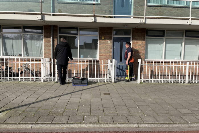 Brandweerman flipert deur open voor buitengesloten bewoners