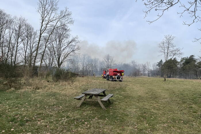 Veel rook bij buitenbrand