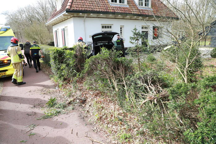 Auto crasht tegen woning