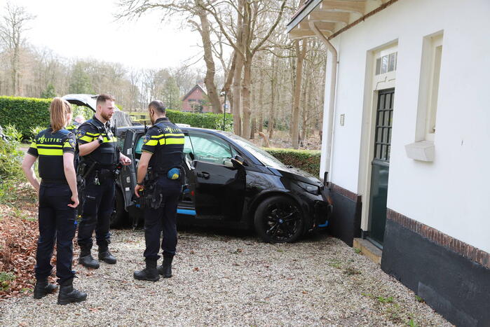 Auto crasht tegen woning