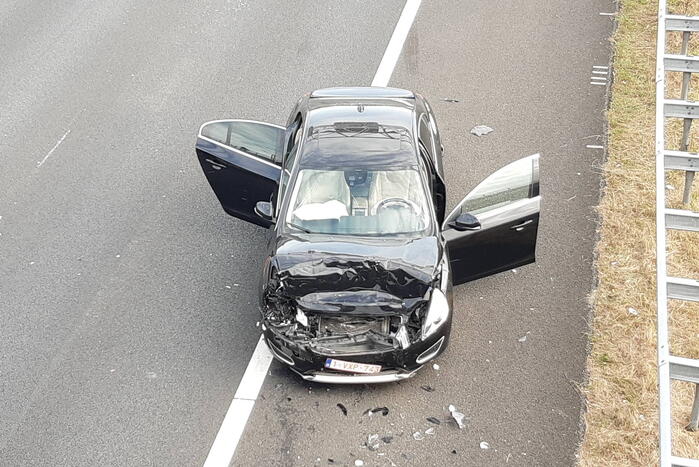 Twee auto's lopen frontale schade bij ongeval