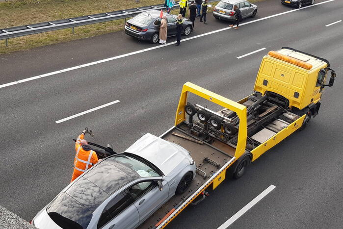 Twee auto's lopen frontale schade bij ongeval