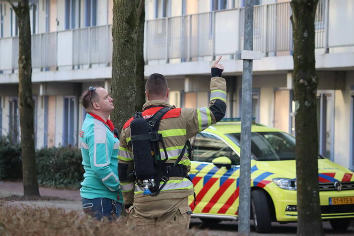 Containers vliegen in brand in flatgebouw