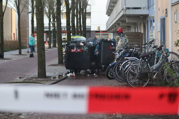 Containers vliegen in brand in flatgebouw