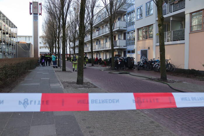 Containers vliegen in brand in flatgebouw