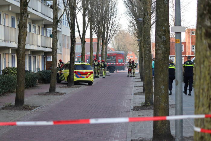 Containers vliegen in brand in flatgebouw