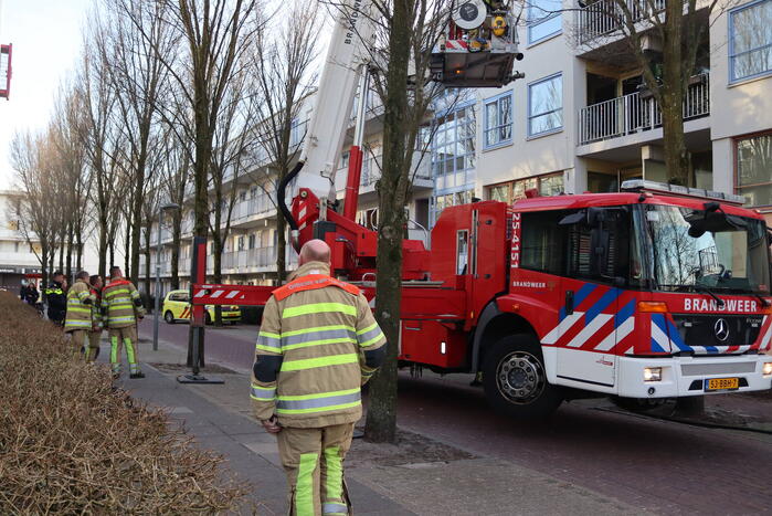 Containers vliegen in brand in flatgebouw