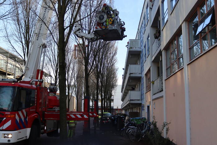 Containers vliegen in brand in flatgebouw