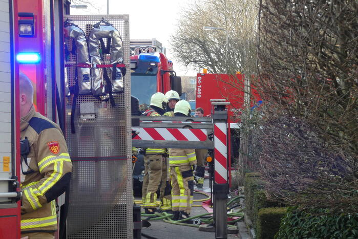 Rookontwikkeling vanwege brand op zolder van woning