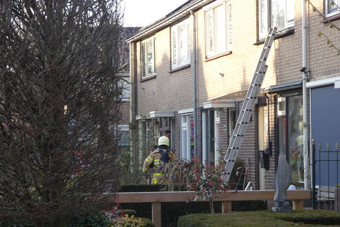 Rookontwikkeling vanwege brand op zolder van woning
