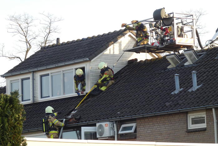 Rookontwikkeling vanwege brand op zolder van woning