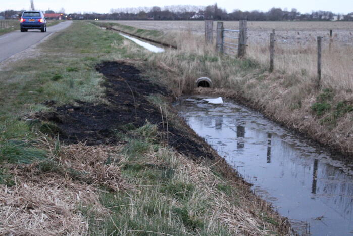 Voorbijganger ontdekt bermbrand en belt brandweer