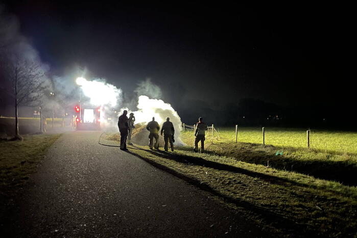 Brandweer dooft brand in berg houtsnippers