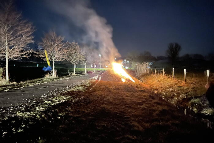 Brandweer dooft brand in berg houtsnippers