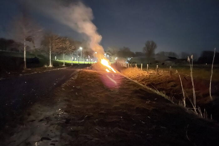 Brandweer dooft brand in berg houtsnippers