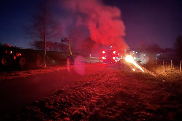 Brandweer dooft brand in berg houtsnippers