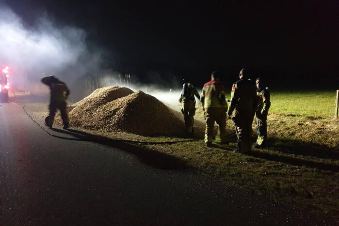 Brandweer dooft brand in berg houtsnippers