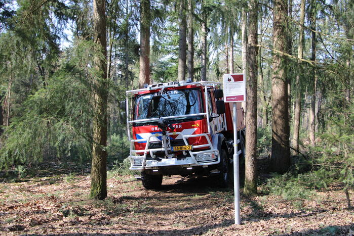 Brandweer blust brand in natuurgebied