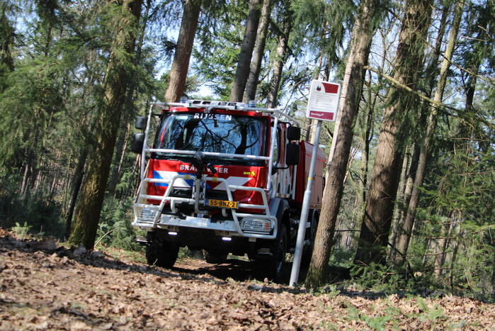 Brandweer blust brand in natuurgebied