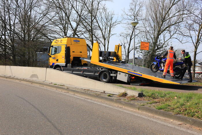 Motor flink beschadigd bij ongeval op Koppelbrug