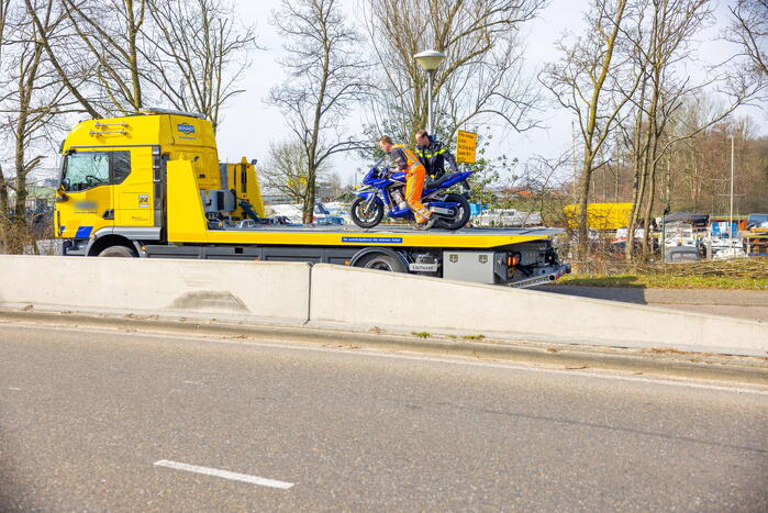 Motor flink beschadigd bij ongeval op Koppelbrug