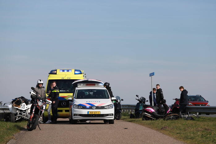 Gewonde na botsing tussen quad en scooters