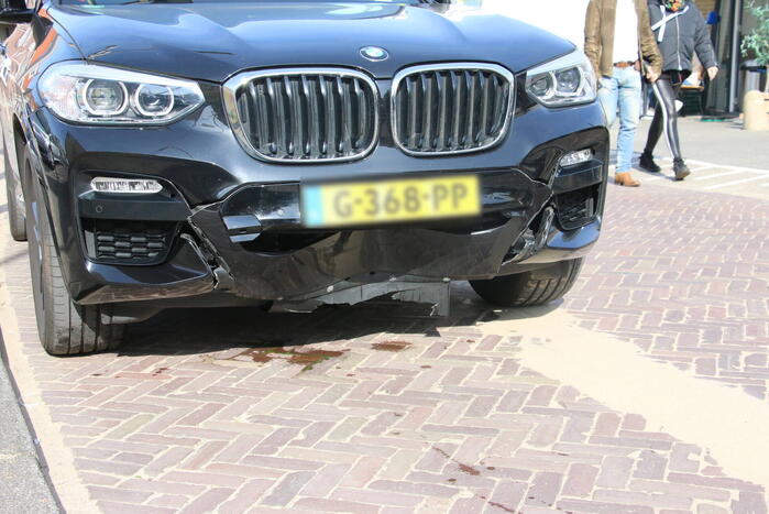 BMW ramt poller van parkeerplaats Vomar