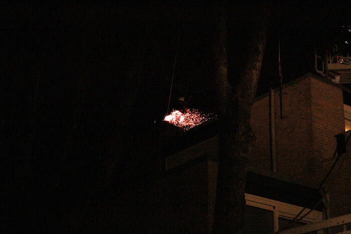 Veel vonken bij brand in schoorsteen