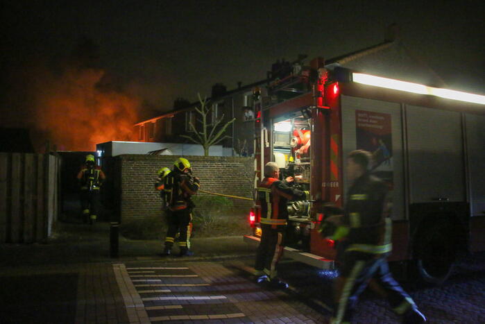 Brand in tuin slaat over naar woning