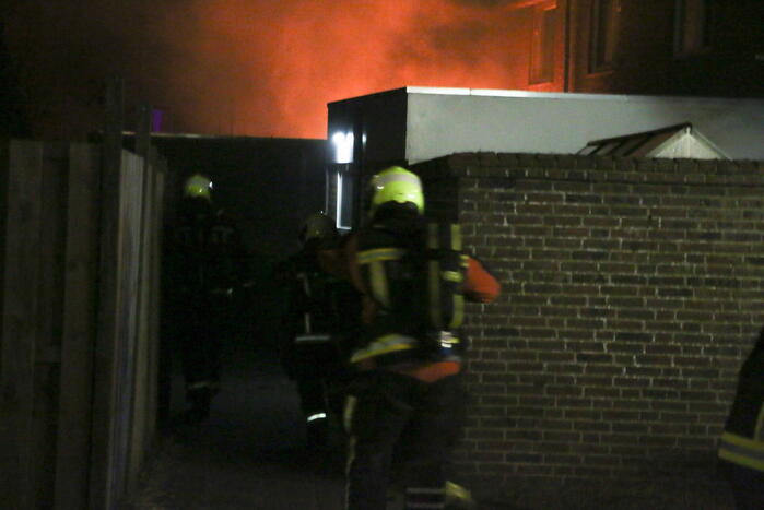 Brand in tuin slaat over naar woning