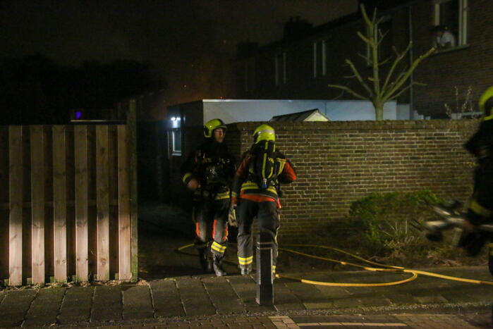 Brand in tuin slaat over naar woning